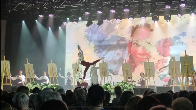 Образцовый ансамбль современного танца "Форс" принял участие в церемонии чествования женщин в "Резиденции королей"