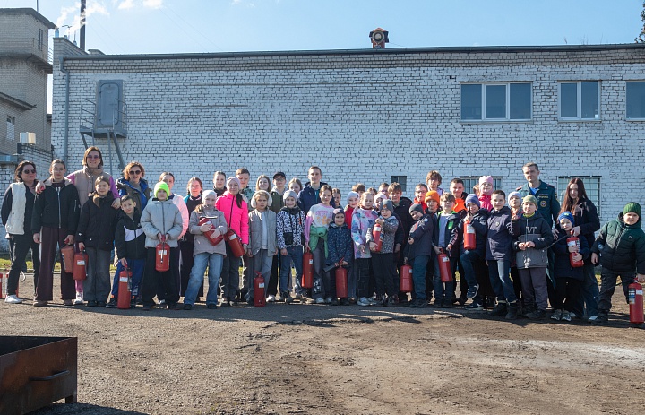 Юные инспекторы движения Дворца творчества детей и молодёжи приняли участие в практическом занятии по использованию первичных средств пожаротушения