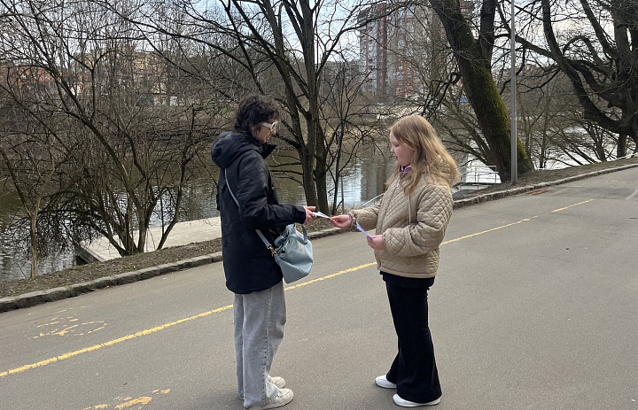 Обучающиеся Дворца творчества детей и молодёжи вышли на улицы города, вручив прохожим белые крокусы - символ памяти жертв трагедии в "Крокус Сити Холле"