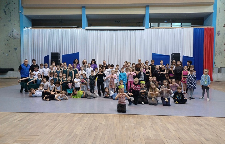 В рамках муниципального этапа добровольческой акции «Эстафета добрых дел» во Дворце творчества детей и молодёжи состоялся «День единых действий»