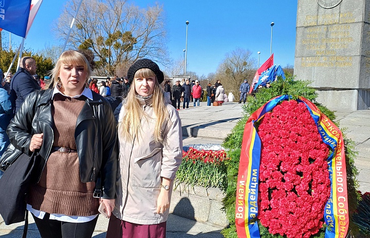 Педагоги МАУДО ДТД и М приняли участие в торжественной церемонии возложения цветов у главного мемориального ансамбля — «1200 воинам-гвардейцам»