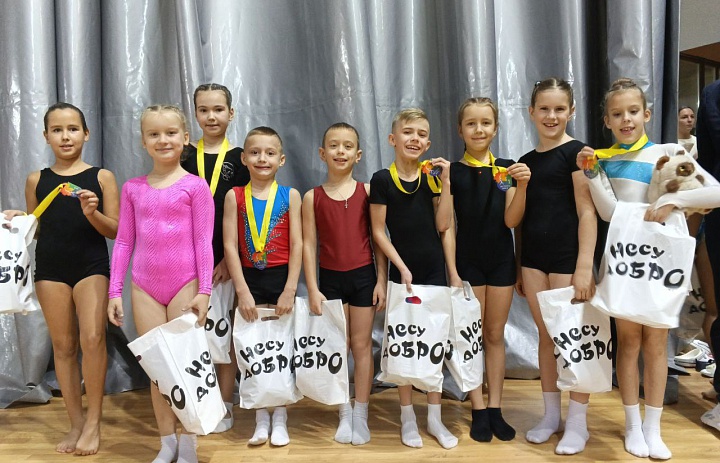 Поздравляем наших юных акробатов, которые только-только начинают свой спортивный путь!